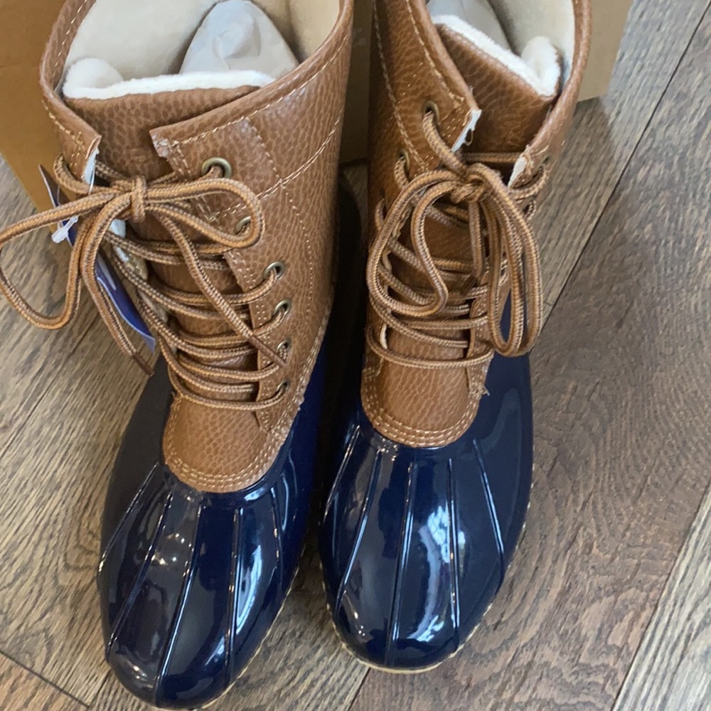 New in box:    - Woman’s casual duck waterproof boots. - Picture 11 of 17